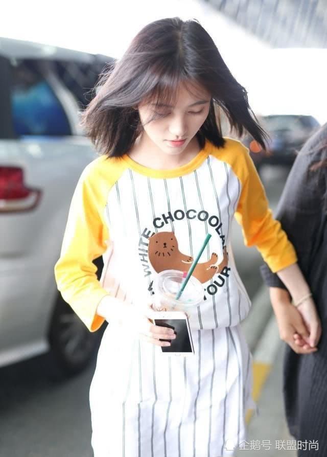 厉害呀鞠婧祎！一条4扣短裤穿出2米1大长腿，网友：这腿我服了！