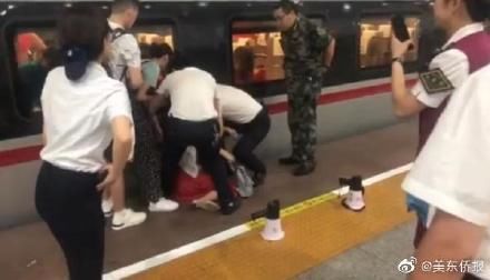 女子伸腿“绊”高铁，原因竟是？