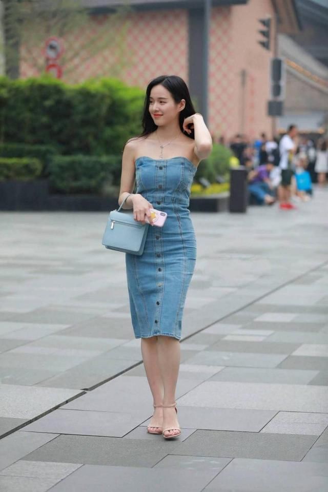 街拍:图1卡戴珊，永远的紧身衣，不能换一件?图3软妹子!