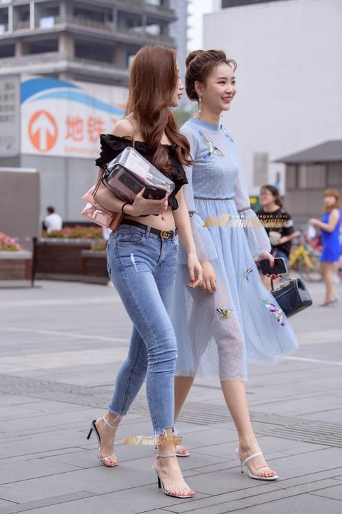 路人街拍，优雅的牛仔裤小姐姐，小露肚脐增加性感