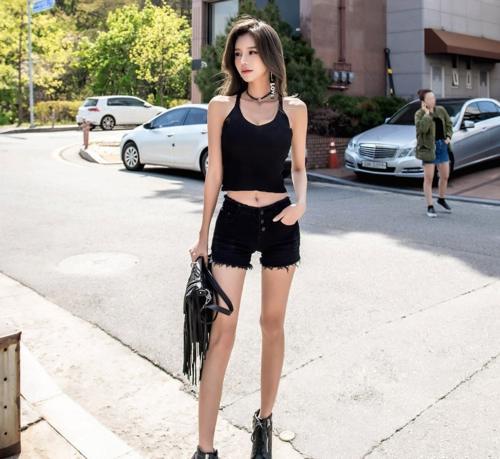 身姿摇曳的牛仔裤美女，甜蜜动人，非常显气质！