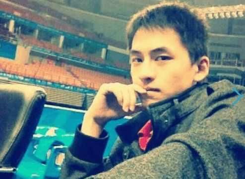 LOL:小狗LPL夺冠,草莓竟不计前嫌发博挺厂长