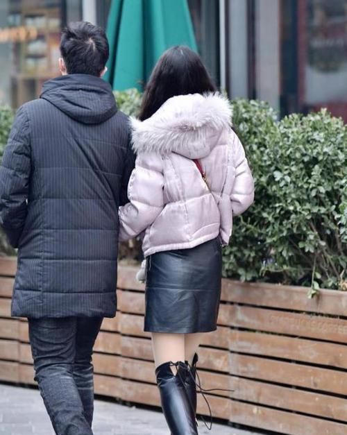  『气质』街拍：姿色天然的美女，一条黑色的连衣裙，美丽大方气质