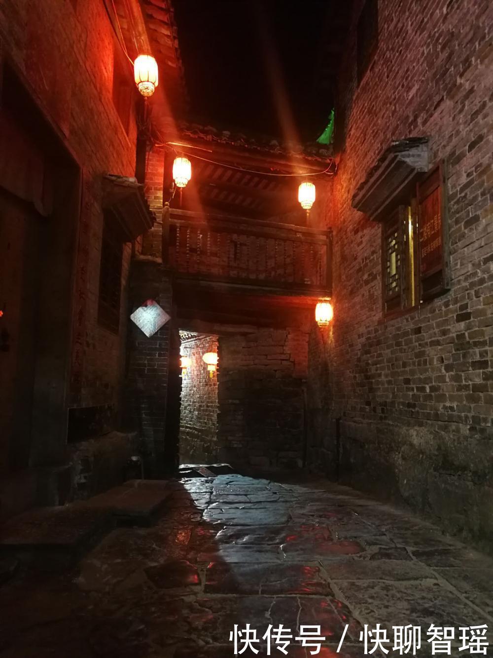 广西的深山里藏着一座千年古镇, 夜晚的红色魅影分外迷人