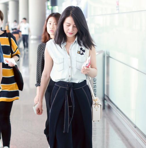 高圆圆素颜出镜，脸垮膀粗，这还是我们认识的街拍达人，不老女神