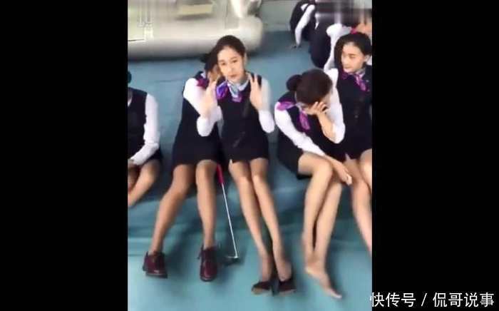 下了飞机的空姐们, 休息时间玩自拍秀长腿 网友: 这腿够用一年