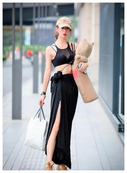 街拍：图四穿开叉裙上阵，“女王”般的气场，吸引他人眼光！