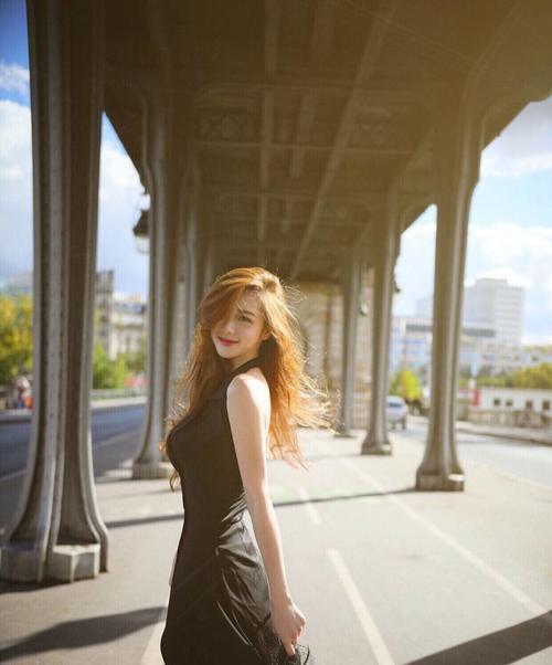 靓丽挺拔的紧身裙美女,充满青春时尚活力