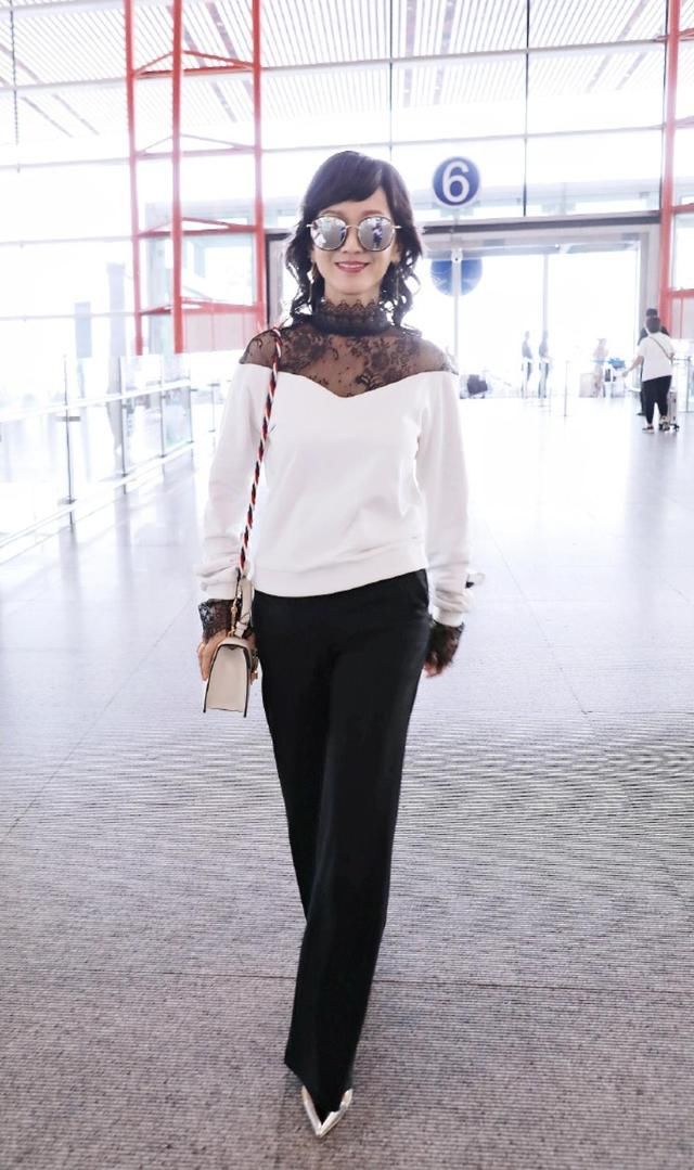 赵雅芝贼会穿,分分钟美回三十岁,玩起“下衣失踪”一点不输杨幂