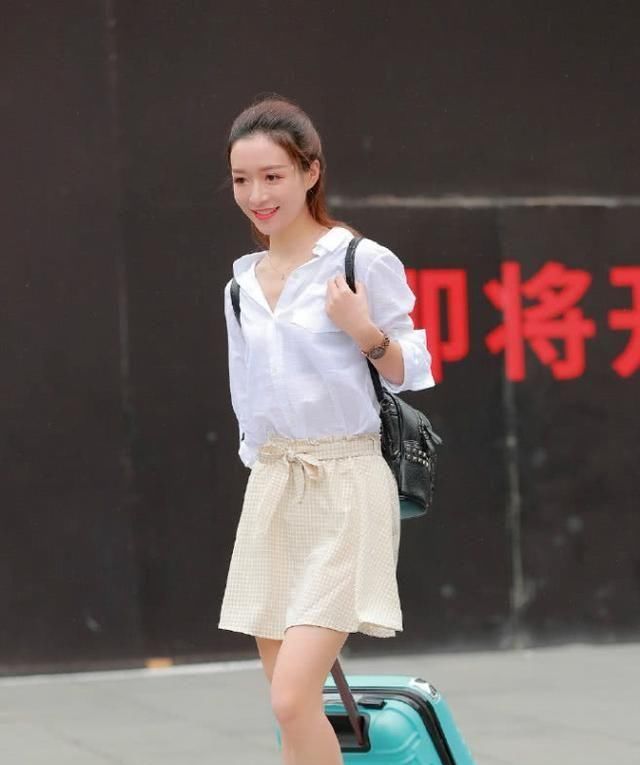  「衬衫」白色小衬衫配米色短裙 清新甜美 做最美街头女神