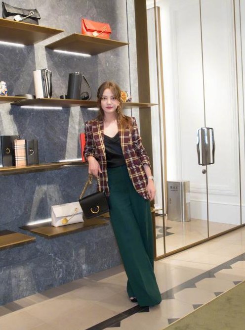 看了赵薇的西装，再看看宋祖儿，才知道霸气与小清新的差距有多大