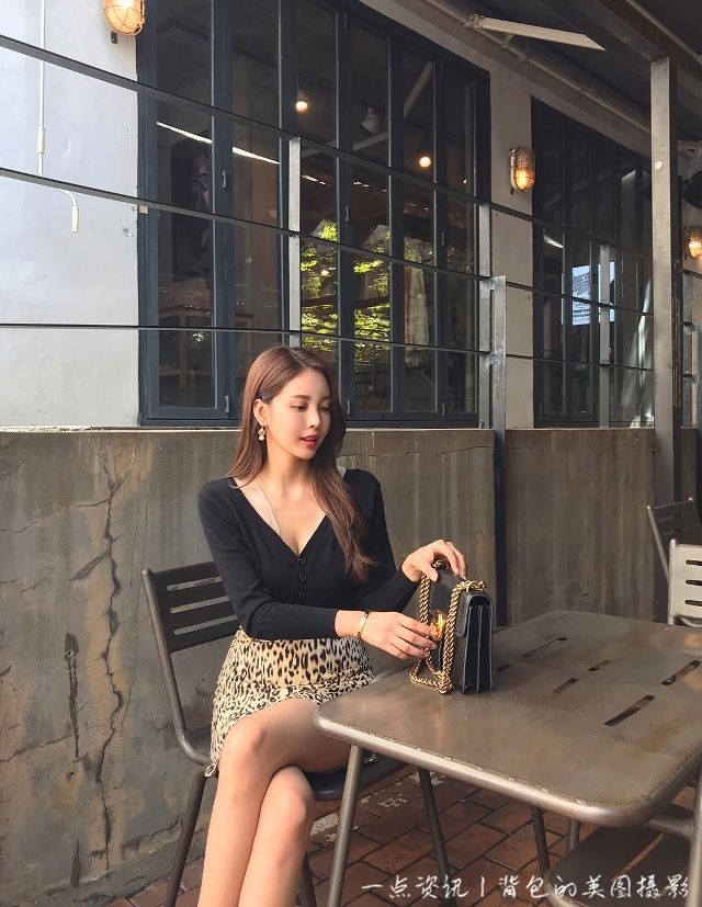 人像摄影：姑娘很是性感撩人，秀出了纤纤玉足