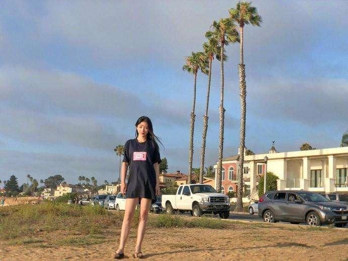 柳岩终于不再露肉了，穿T恤玩下衣消失秀腿，网友:清纯到认不出