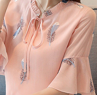 出去玩，穿裙子不方便!45岁婆婆穿这小衫，配萝卜裤，美过风景