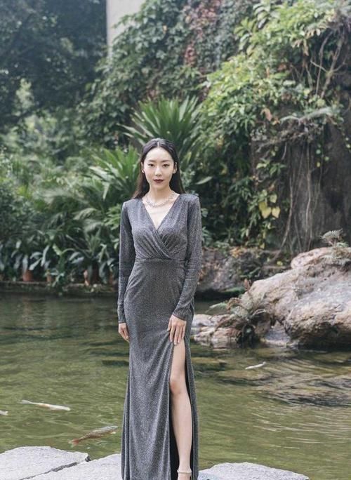  「凹凸」“星女郎”鄂靖文身材有料又会穿！亮片吊带裙精致大气，凹凸有致