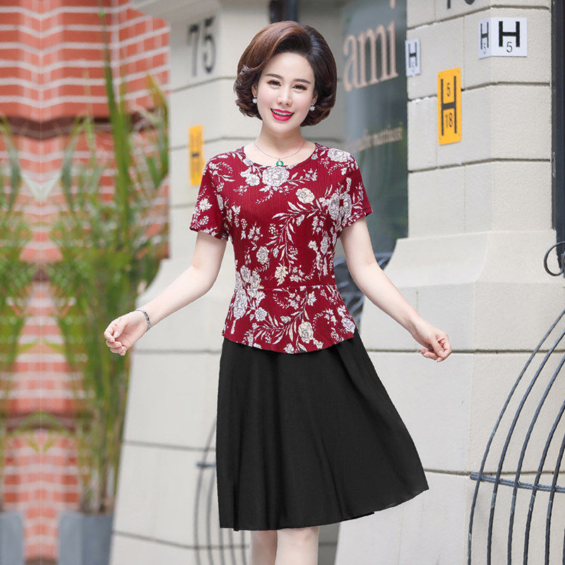 大姨不愧是“女神般”的存在，56岁穿上连衣裙还这么美