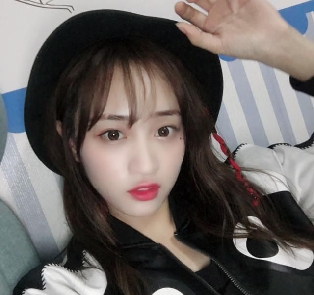 鞠婧祎亮相，化个淡妆就这么美，这一点和黄婷婷就不同了！