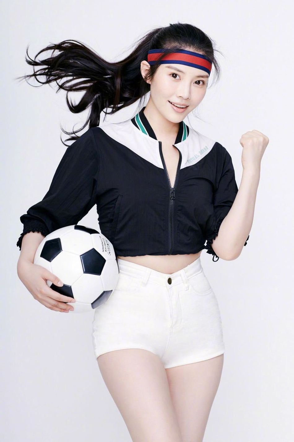 徐冬冬依旧性感抱足球秀长腿撩人满分，略显前凸后翘曲线