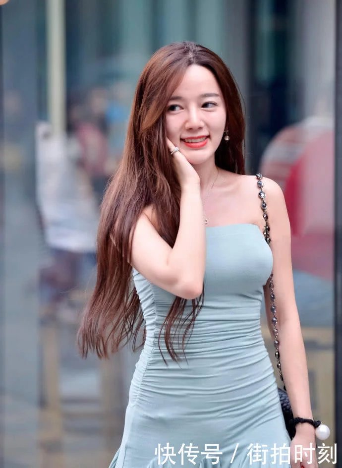 气质小姐姐超短蓝裙包裹紧俏身材,大秀白皙美腿,玲珑好身段赚足