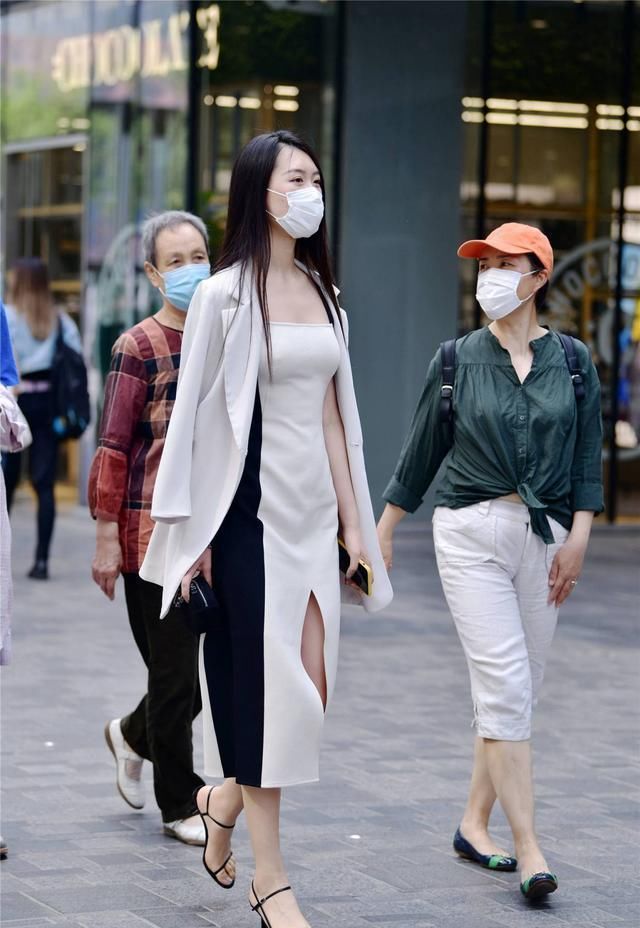  出优雅的感@连衣裙选择长款还是短款？修身还是宽松？看一下时尚姑娘如何穿搭