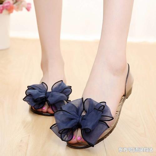 高跟鞋已经过时,今年流行时髦不磨脚的果冻鞋,穿了比没穿还舒服