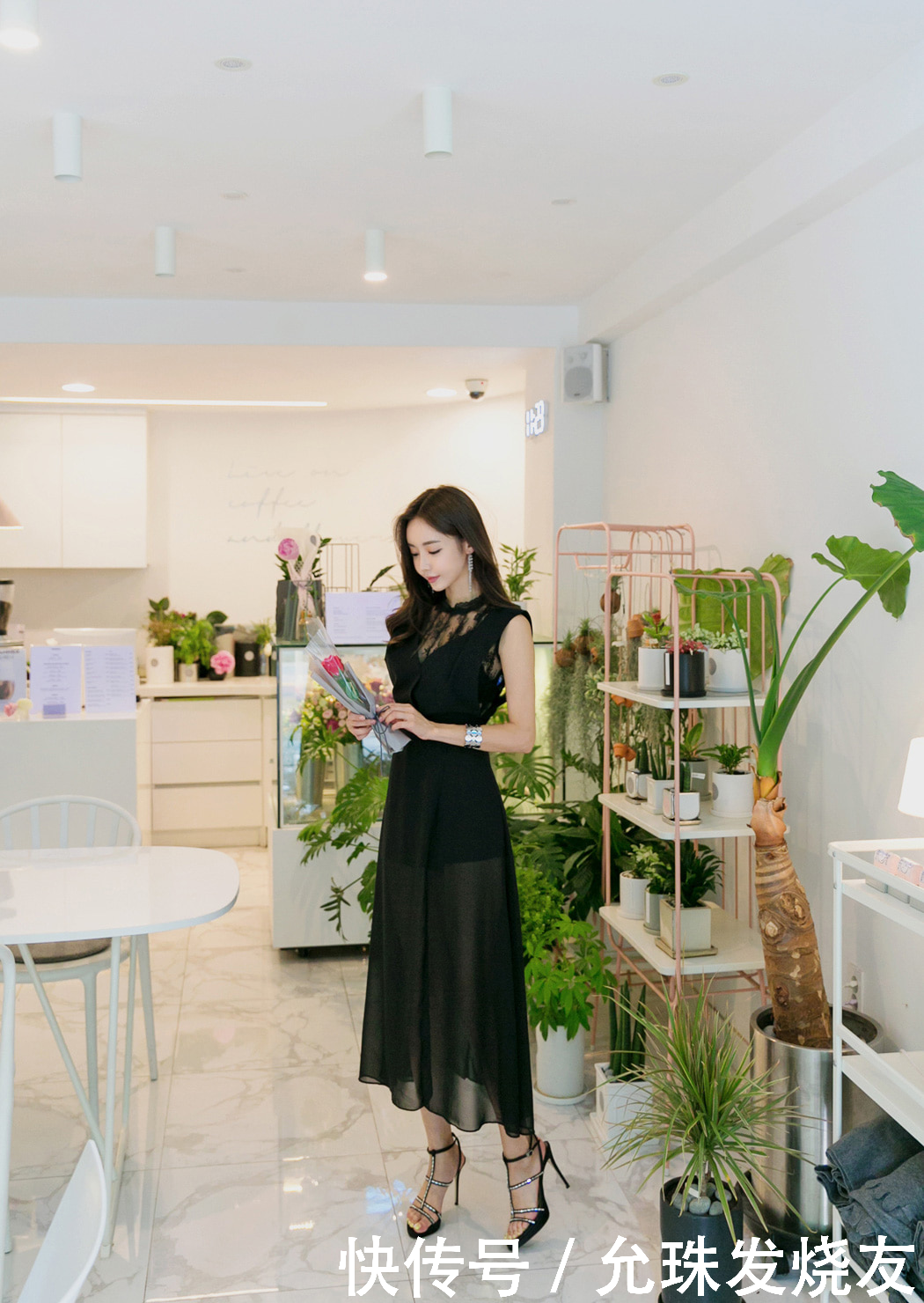 孙允珠暗夜蝙蝠轻盈薄纱分衩裙