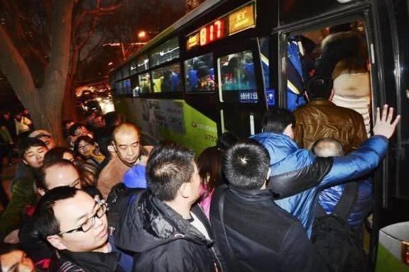 一趟2元！公交车明明不赚钱，为什么从早到晚一直跑？终于明白了
