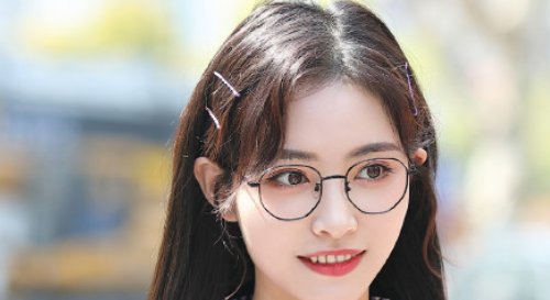  #节目里面#许佳琪人气为啥这么高？看到她衣服上面的徽章，似乎找到了答案