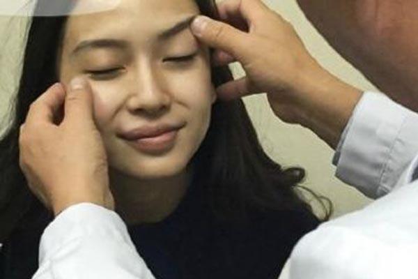 Angelababy童年照上热搜，这下真有人相信她没整容了