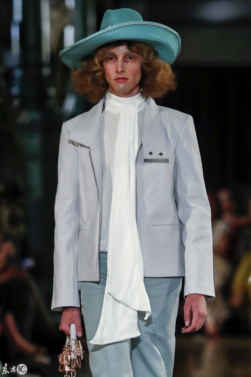 请问:美女，穿着这样的衣服出门是不是回头率特别高?哈哈哈