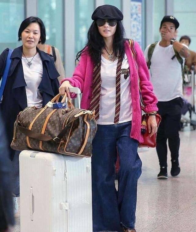  开全：张伯芝总算高姿态，穿拖地板阔脚裤气质开全，不但高颜值气质更加强劲