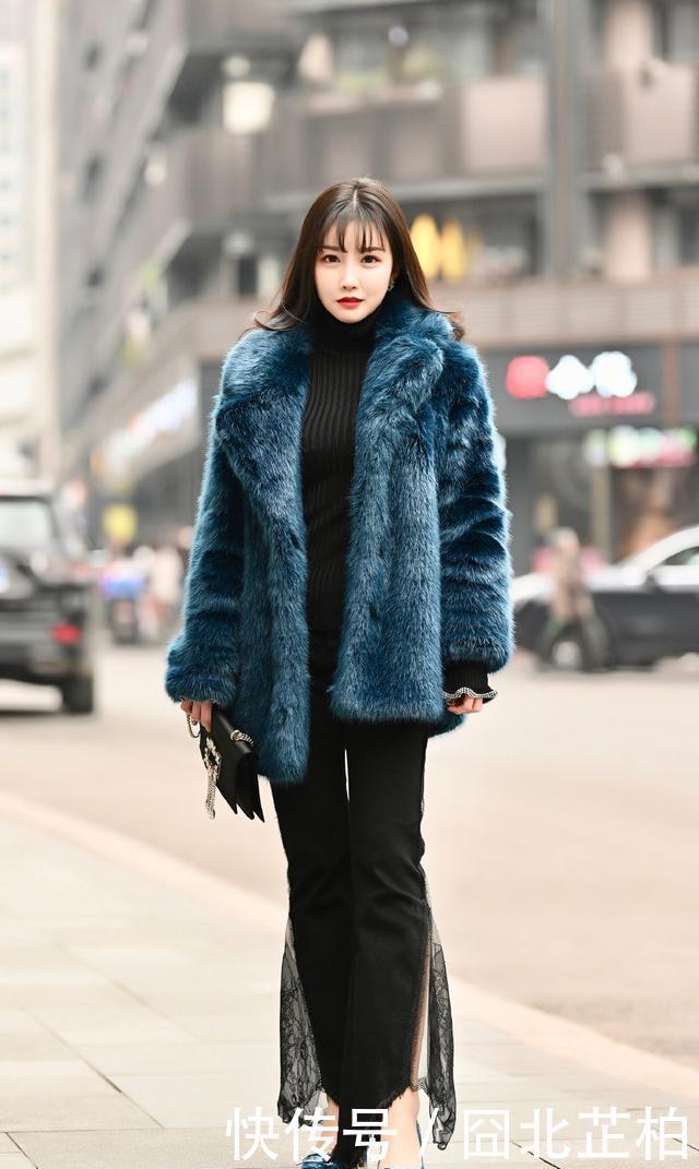 "p":"1587792100"街拍:小姐姐面带微笑气质甜美,搭配粉红色休闲装,非常婉约可人