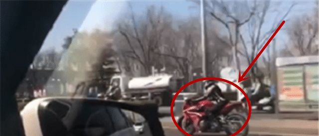 『内容』女骑士座驾，本田CBR500R，马力47匹，车主90后比车养眼