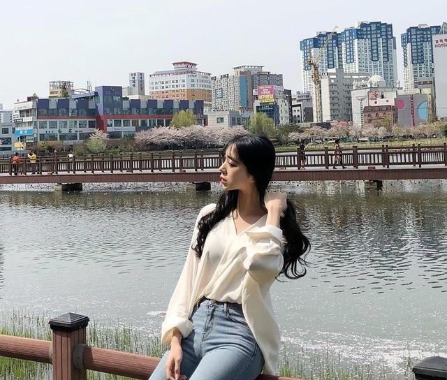  小姐姐：高挑靓丽小姐姐，搭配紧身牛仔裤显魅力，减龄显瘦优雅动人！