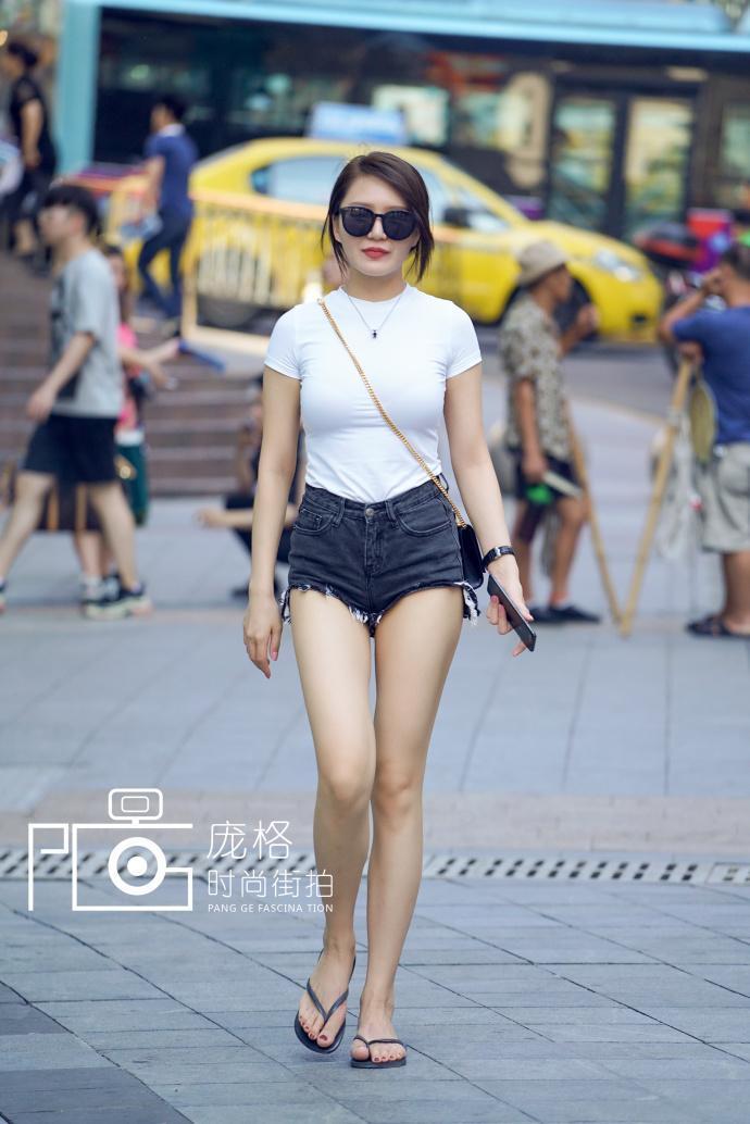 好身材的美女略显成熟的搭配，体现优雅与性感！