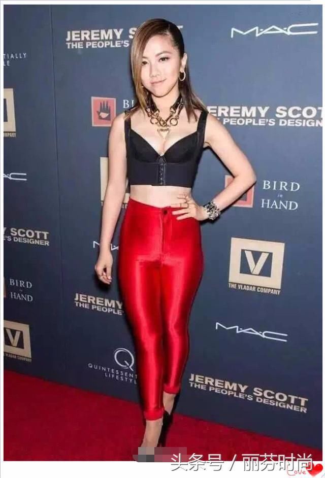 邓紫棋美炸了！脱掉皮裤穿上丝袜超女人，网友：又恋爱了吧！