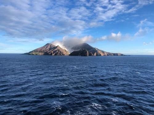 新西兰火山爆发前一分钟，摄像头记录下，游人在火山口最后的照片