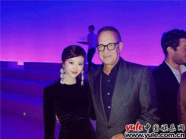 景甜出席纽约时装周看秀 身姿优雅气场全开