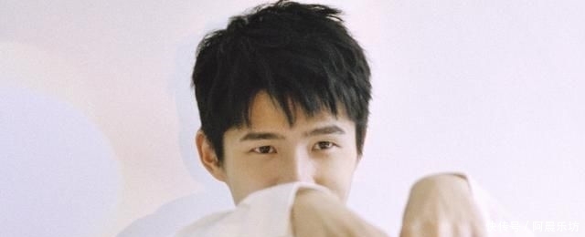 【超市】刘昊然逛超市无偶像包袱，框架眼镜搭配口罩，为减肥放弃买甜点