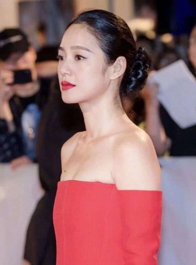 当21岁关晓彤和40岁周韵同穿红色连衣裙,终于明白什么叫美得高级