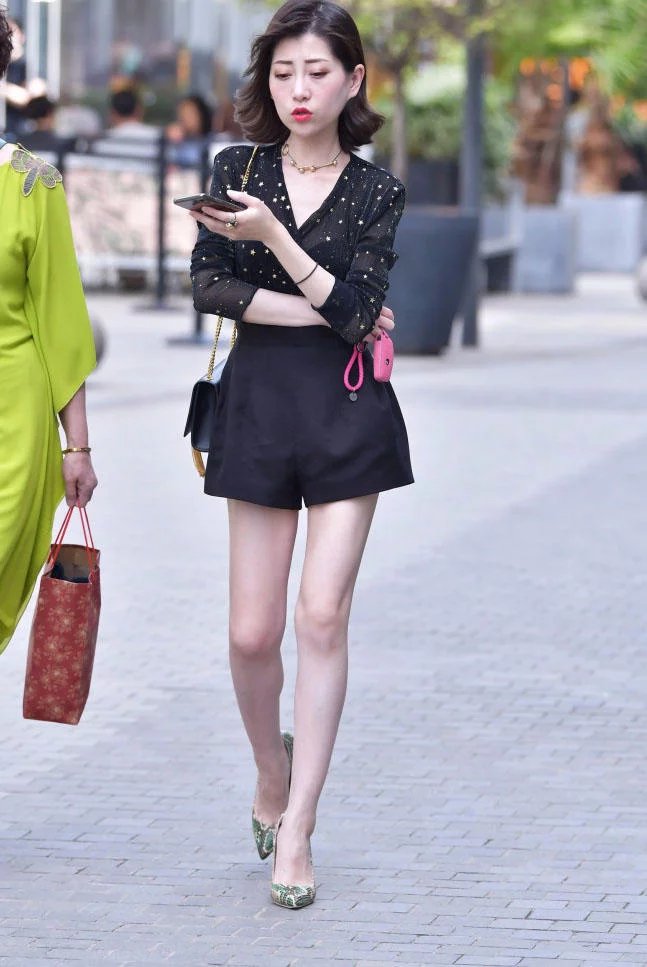 娇美小姐姐小短裤勾勒完美曲线，大秀修长美腿，这纺纱上衣有点透