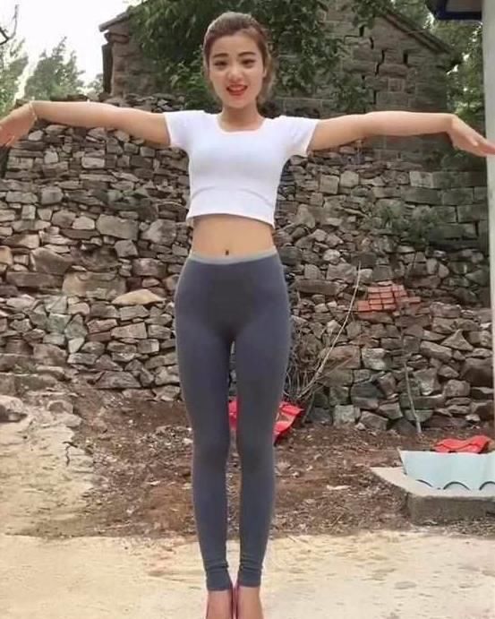 村拍:会穿紧身裤的农村女孩，就是不一样!