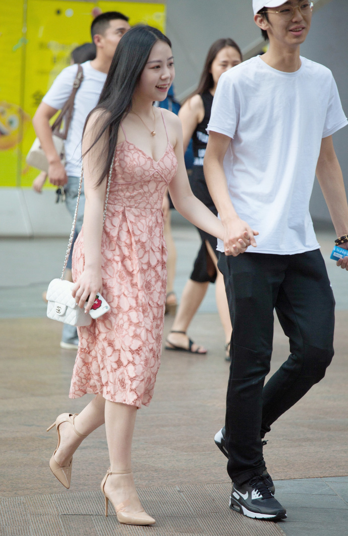 街拍：小姐姐肉色丝袜出街，白皙美腿显得不真实！