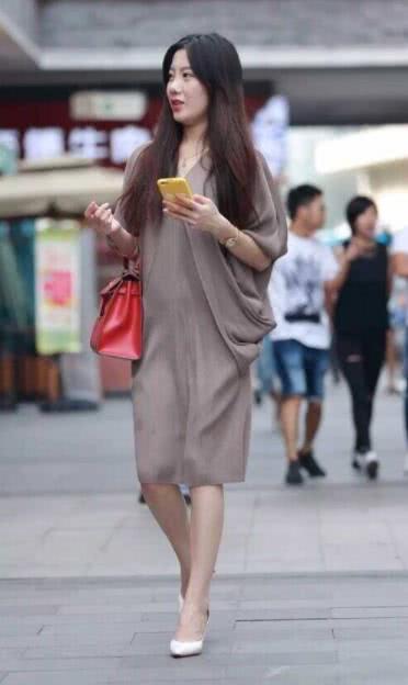 甜美少女长发飘飘尽显迷人姿态，网友：这不就是“灭绝师太”？