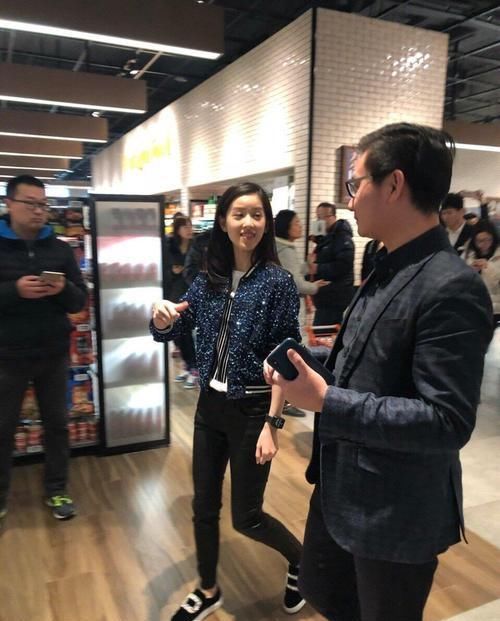  以选择■26岁章泽天就是会穿亮片外套搭配牛仔裤减龄时髦，秒变高校生