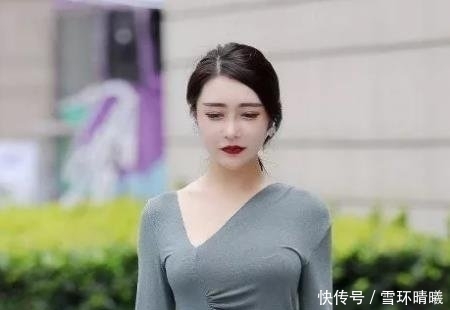  偶遇：街头偶遇优雅小姐姐，搭配灰色长袖，自然大方有魅力