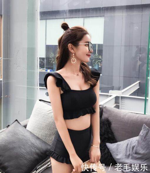 平胸的美女搭配此款泳衣, 保守中透露着小性感, 特别的养眼!