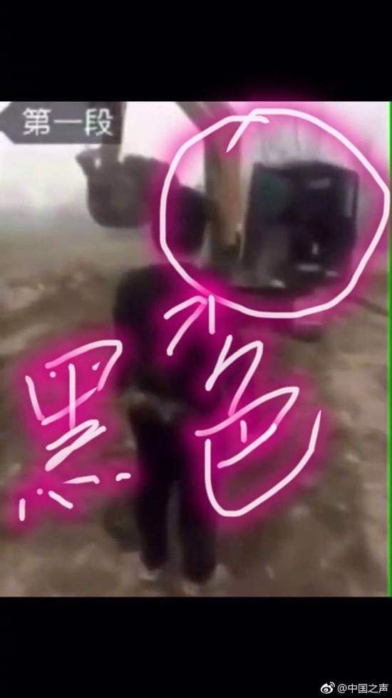 挖掘机暴力施工将人活埋?警方辟谣:拼接的虚假视频