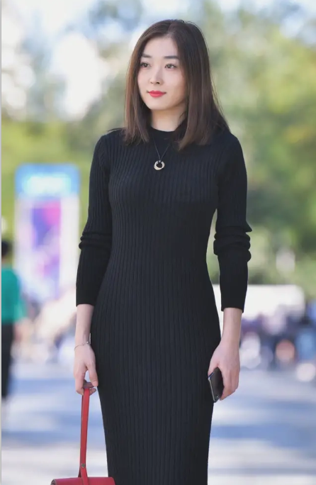  #黑色#街拍: 黑色长裙真时尚, 性感尽在不言中