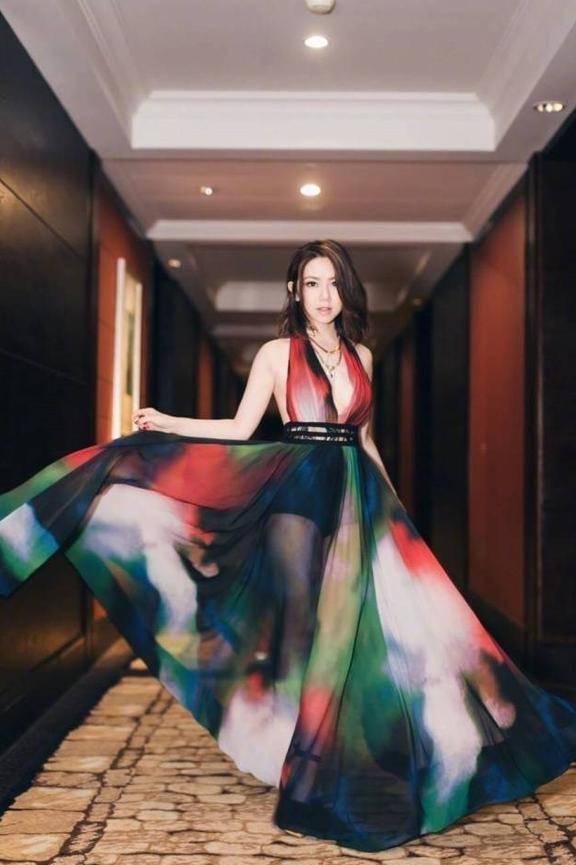 邓紫棋胆太肥！深V裙开叉到腰，网友：比穿皮裤美多了